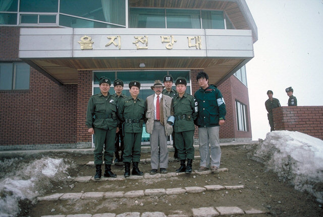 Photo by Ministry of Defense, Republic of Korea. Hal Barker with escorts at the Punchbowl Observation Point, northern rim, February 16, 1989.